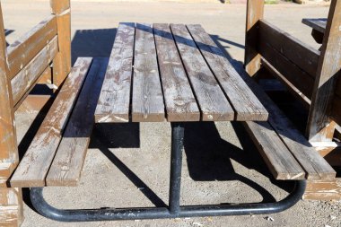 Deniz kıyısındaki şehir parkında dinlenmek için bir bank..