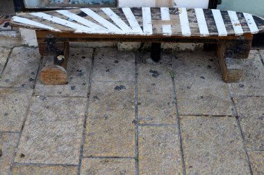 Deniz kıyısındaki şehir parkında dinlenmek için bir bank..