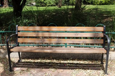 Deniz kıyısındaki şehir parkında dinlenmek için bir bank..