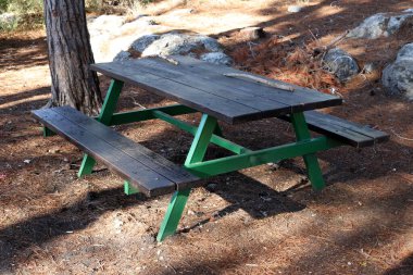 Deniz kıyısındaki şehir parkında dinlenmek için bir bank..