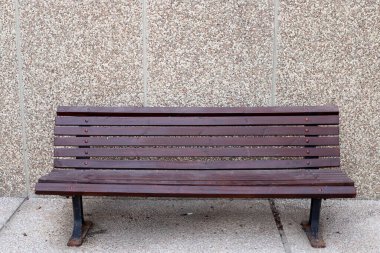 Deniz kıyısındaki şehir parkında dinlenmek için bir bank..