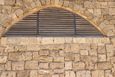 İsrail 'deki konut inşaatının mimari bir ayrıntısı olarak küçük bir pencere..