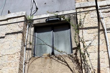 İsrail 'deki konut inşaatının mimari bir ayrıntısı olarak küçük bir pencere..