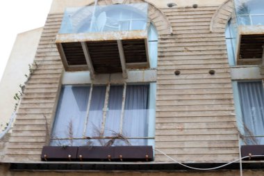 İsrail 'deki konut inşaatının mimari bir ayrıntısı olarak küçük bir pencere..