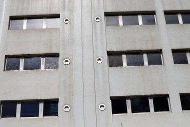 İsrail 'deki konut inşaatının mimari bir ayrıntısı olarak küçük bir pencere..