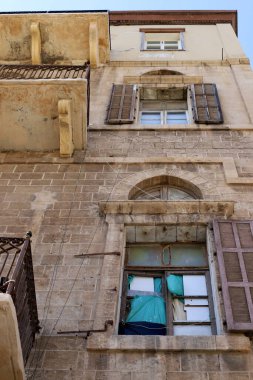 İsrail 'deki konut inşaatının mimari bir ayrıntısı olarak küçük bir pencere..