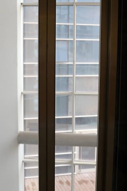 İsrail 'deki konut inşaatının mimari bir ayrıntısı olarak küçük bir pencere..