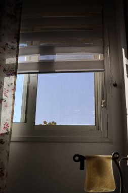 İsrail 'deki konut inşaatının mimari bir ayrıntısı olarak küçük bir pencere..