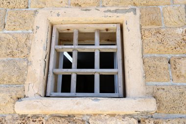 İsrail 'deki konut inşaatının mimari bir ayrıntısı olarak küçük bir pencere..