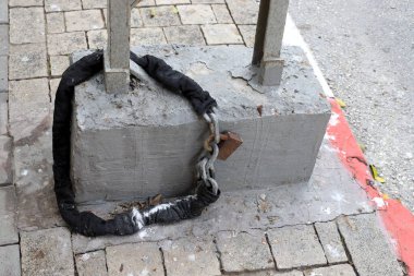 Çitte eski metal bir kilit asılı..