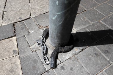 Çitte eski metal bir kilit asılı..