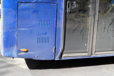 Bir şehir otobüsünün vücut parçaları..