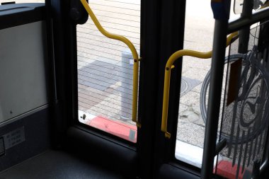 Bir şehir otobüsünün vücut parçaları..