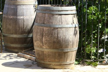 Sıvı taşımak için büyük fıçı.