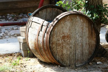 Sıvı taşımak için büyük fıçı.