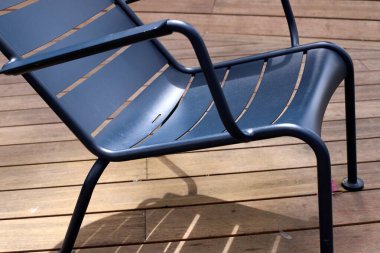 Büyük bir şehirde kaldırımda bir şezlong duruyor..