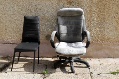 Büyük bir şehirde kaldırımda bir şezlong duruyor..