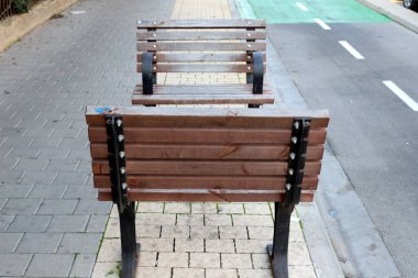 Büyük bir şehirde kaldırımda bir şezlong duruyor..