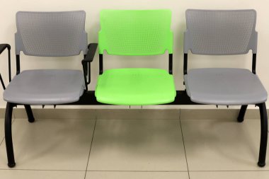 Büyük bir şehirde kaldırımda bir şezlong duruyor..