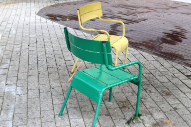 Büyük bir şehirde kaldırımda bir şezlong duruyor..