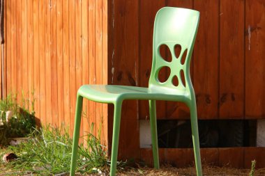 Büyük bir şehirde kaldırımda bir şezlong duruyor..