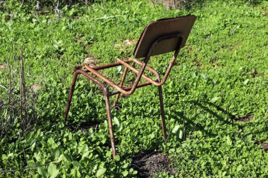 Büyük bir şehirde kaldırımda bir şezlong duruyor..