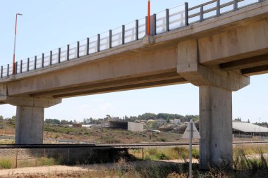 İsrail 'de yol inşaatının mimari bir detayı olarak bir köprüye yakın çekim.
