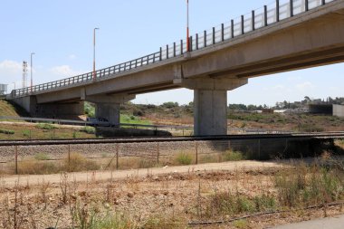 İsrail 'de yol inşaatının mimari bir detayı olarak bir köprüye yakın çekim.