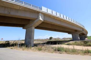 İsrail 'de yol inşaatının mimari bir detayı olarak bir köprüye yakın çekim.