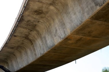 İsrail 'de yol inşaatının mimari bir detayı olarak bir köprüye yakın çekim.