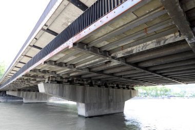 İsrail 'de yol inşaatının mimari bir detayı olarak bir köprüye yakın çekim.