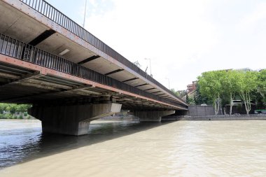 İsrail 'de yol inşaatının mimari bir detayı olarak bir köprüye yakın çekim.