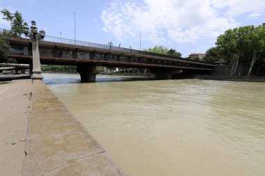 İsrail 'de yol inşaatının mimari bir detayı olarak bir köprüye yakın çekim.