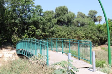 İsrail 'de yol inşaatının mimari bir detayı olarak bir köprüye yakın çekim.