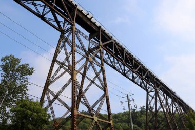 İsrail 'de yol inşaatının mimari bir detayı olarak bir köprüye yakın çekim.
