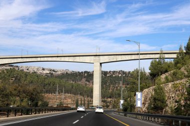 İsrail 'de yol inşaatının mimari bir detayı olarak bir köprüye yakın çekim.