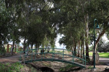 İsrail 'de yol inşaatının mimari bir detayı olarak bir köprüye yakın çekim.