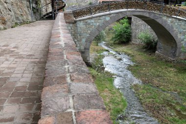 İsrail 'de yol inşaatının mimari bir detayı olarak bir köprüye yakın çekim.