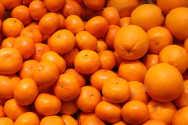 Sebze ve meyve İsrail 'de bir pazarda satılıyor..