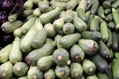 Sebze ve meyve İsrail 'de bir pazarda satılıyor..