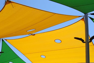 Şehir parkındaki sıcak güneşten korunmak için bir kubbe..