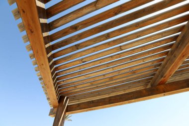 Şehir parkındaki sıcak güneşten korunmak için bir kubbe..