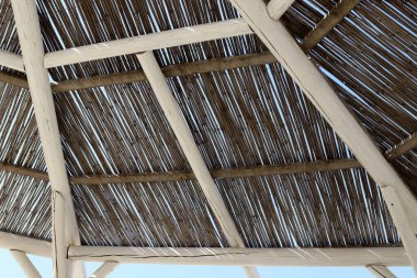 Şehir parkındaki sıcak güneşten korunmak için bir kubbe..