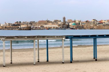 Şehir parkındaki sıcak güneşten korunmak için bir kubbe..