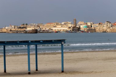 Şehir parkındaki sıcak güneşten korunmak için bir kubbe..