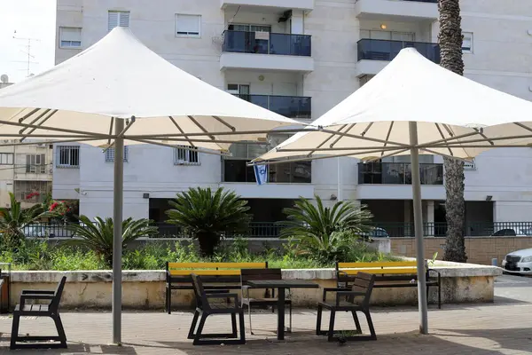 Şehir parkındaki sıcak güneşten korunmak için bir kubbe..