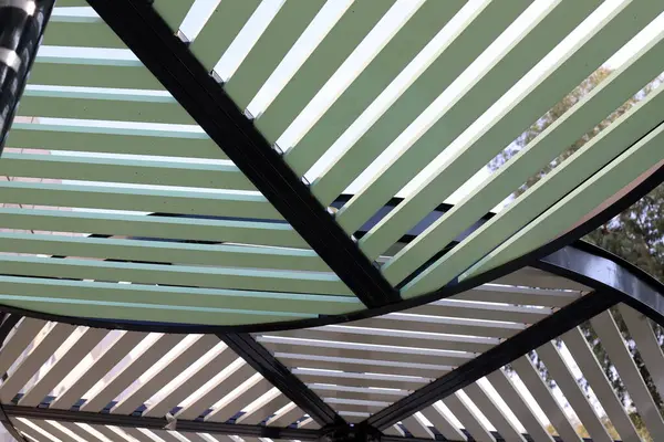 Şehir parkındaki sıcak güneşten korunmak için bir kubbe..