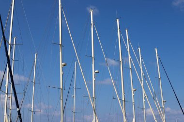 Yatlar limana demirli..