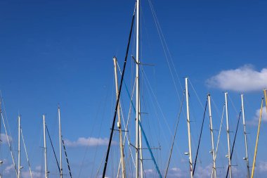 Yatlar limana demirli..