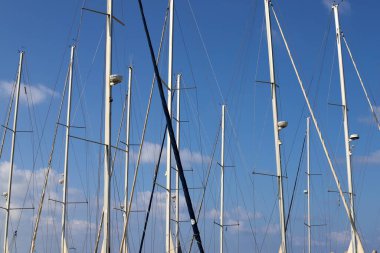 Yatlar limana demirli..